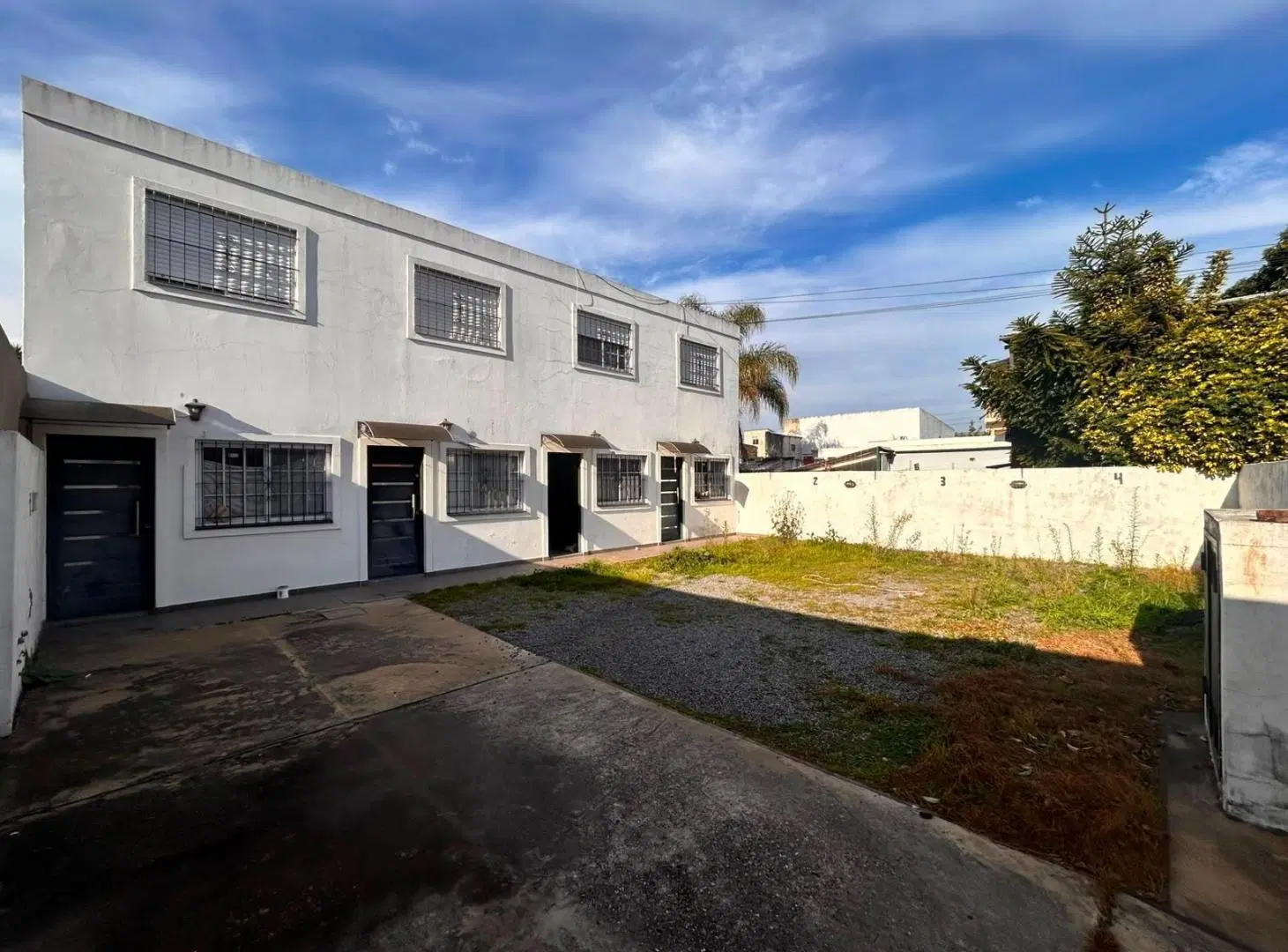 Venta en bloque Casa 3 ambientes con cochera al frente y 4 duplex de 3 ambientes al fondo 1