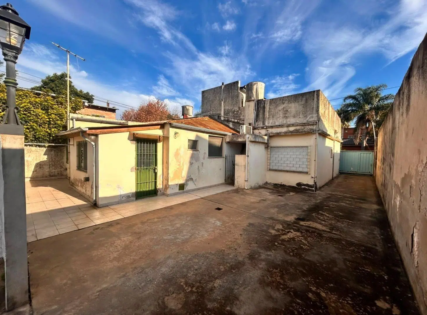 Venta en bloque Casa 3 ambientes con cochera al frente y 4 duplex de 3 ambientes al fondo 2