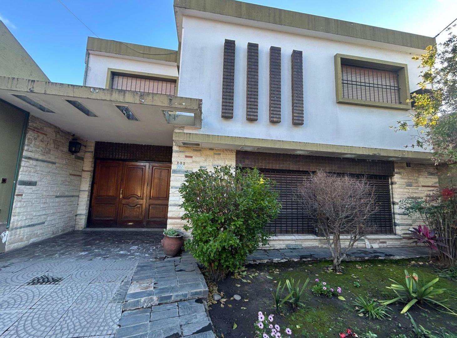 Foto de Casa 4 amb con patio, pileta, quincho, cochera cub y cochera desc. en, imagen 2