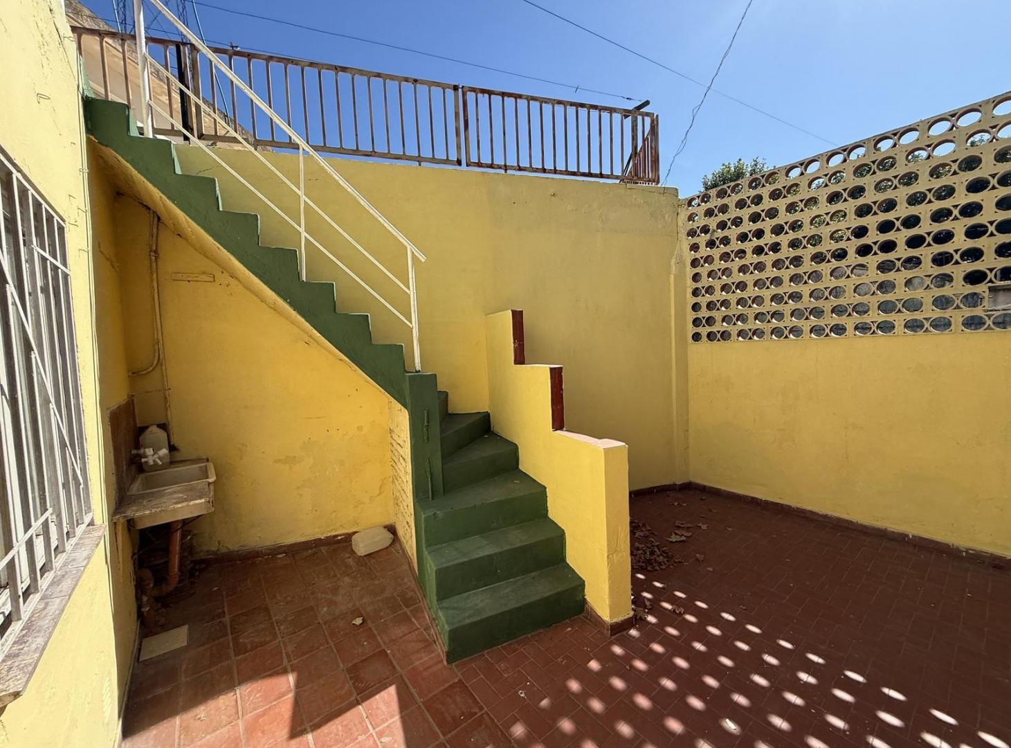 Casa de pasillo 2 dormitorios VENTA - Barrio Sarmiento