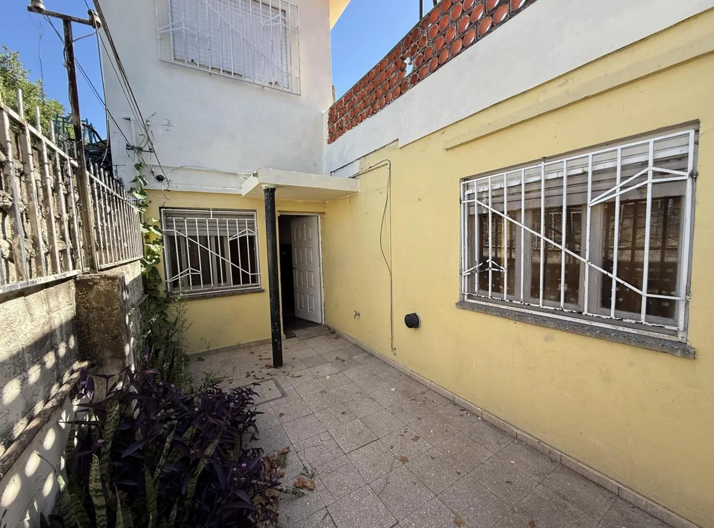 Casa de pasillo 2 dormitorios VENTA - Barrio Sarmiento 1