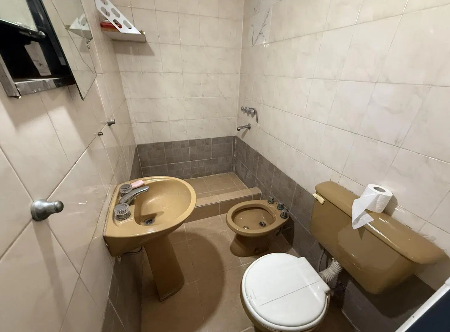Local + departamentos en esquina en VENTA - Refinería 5