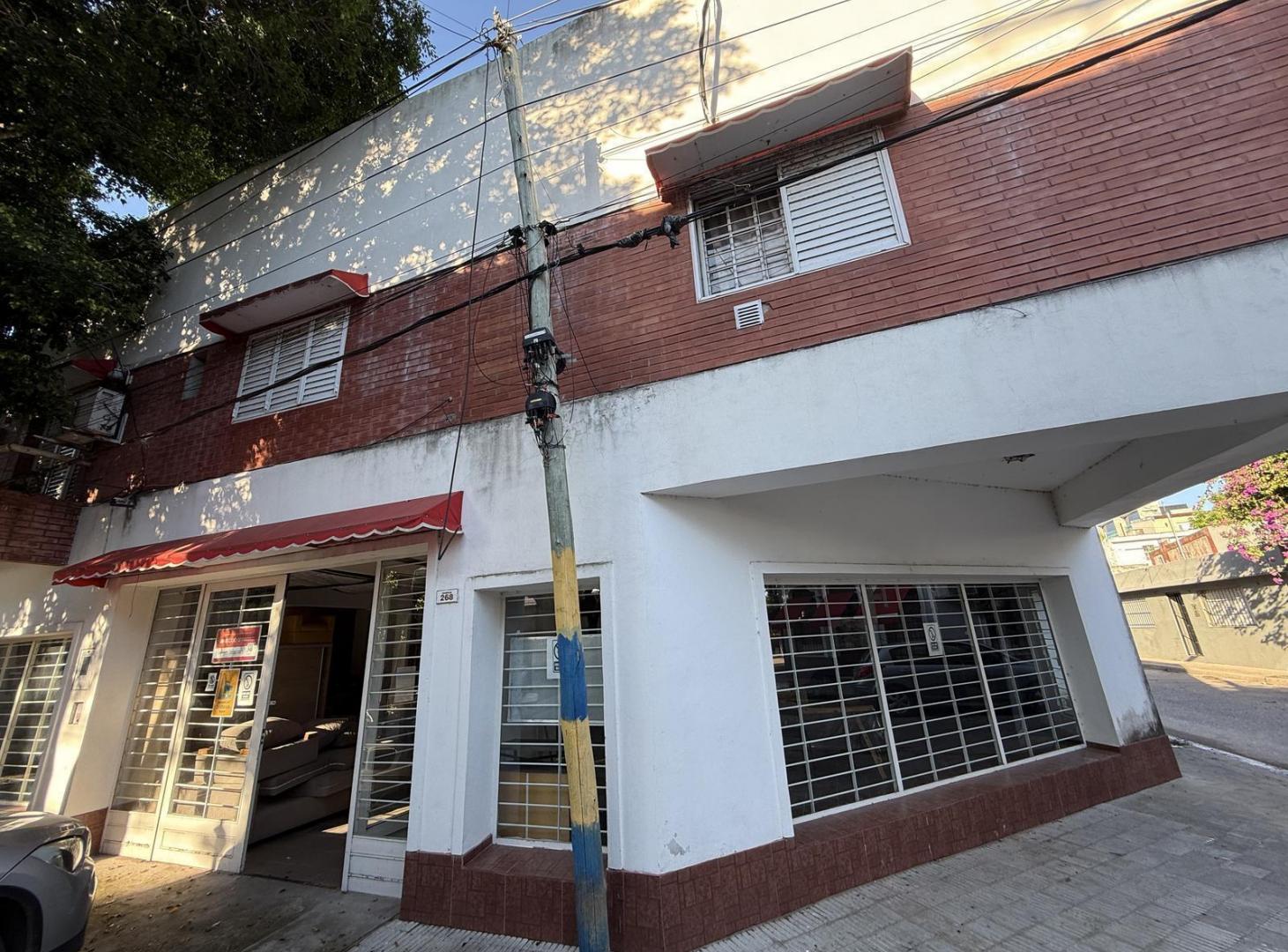 Local + departamentos en esquina en VENTA - Refinería