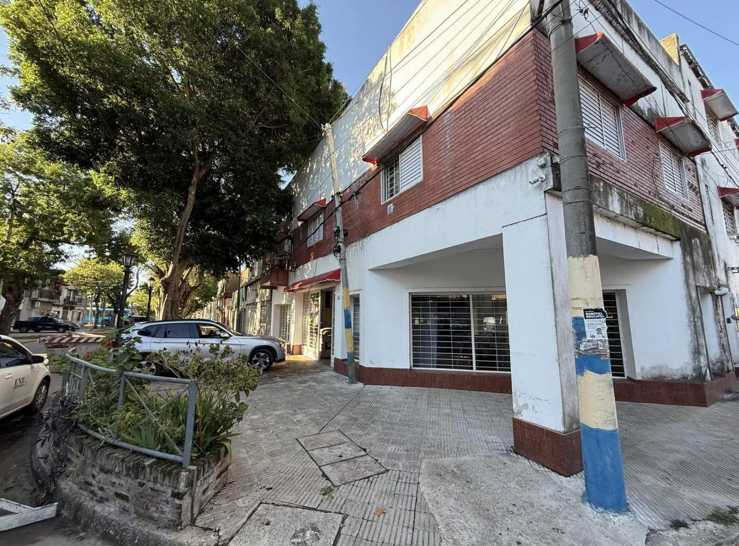 Local + departamentos en esquina en VENTA - Refinería 2