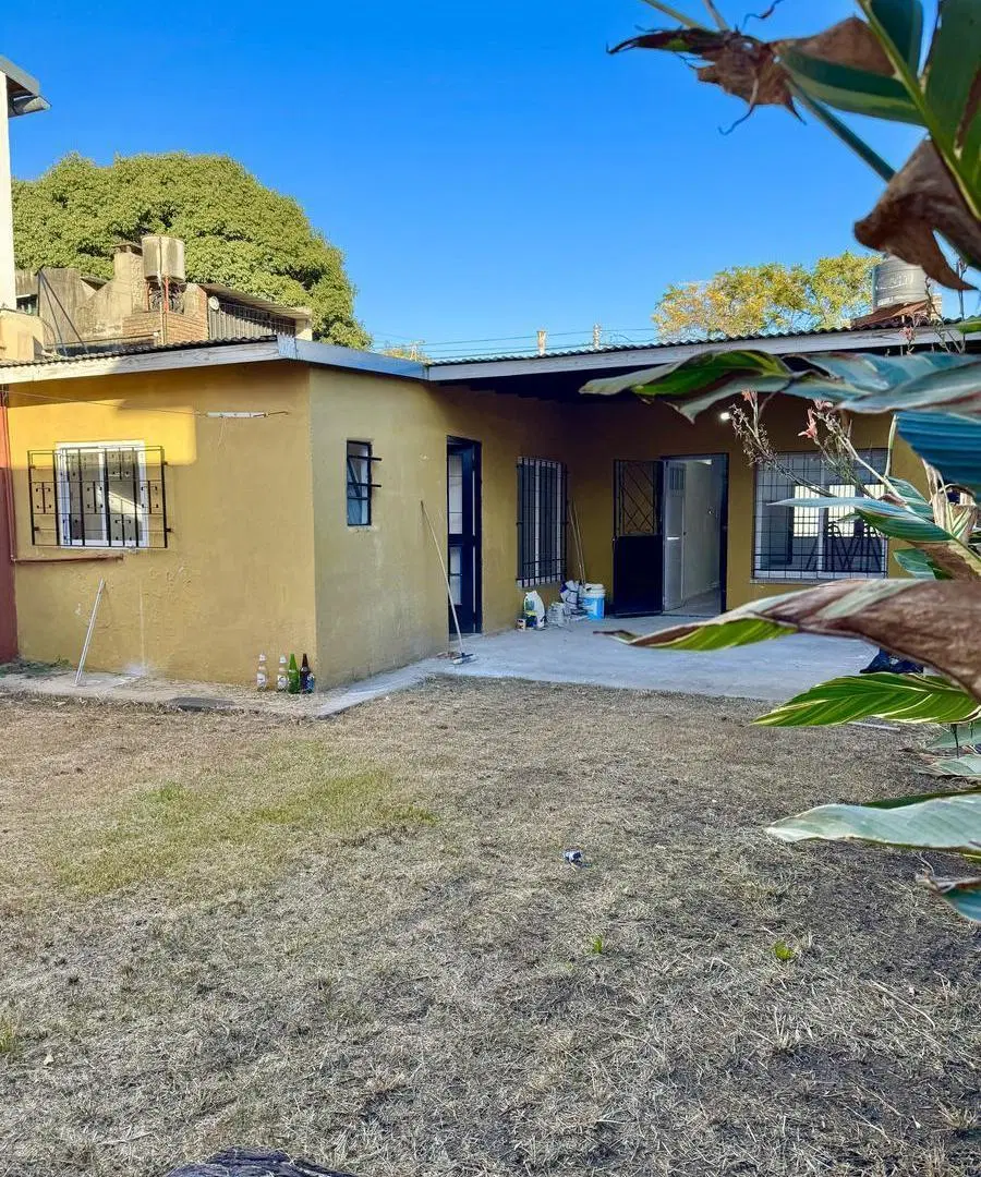 Casa en venta 3 dormitorios - Barrio Sarmiento 1