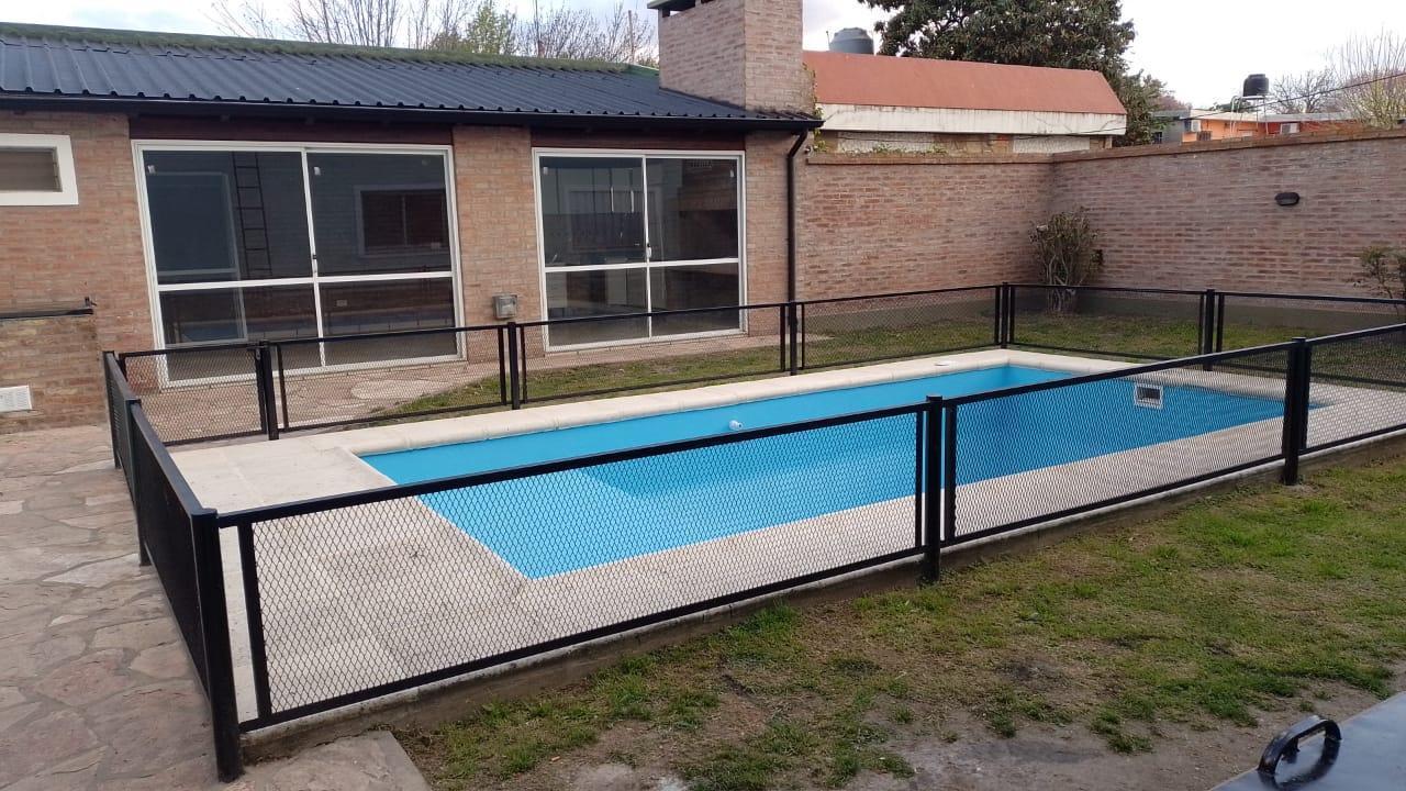Casa en alquiler 3 dormitorios con jardín, pileta y quincho - Baigorria
