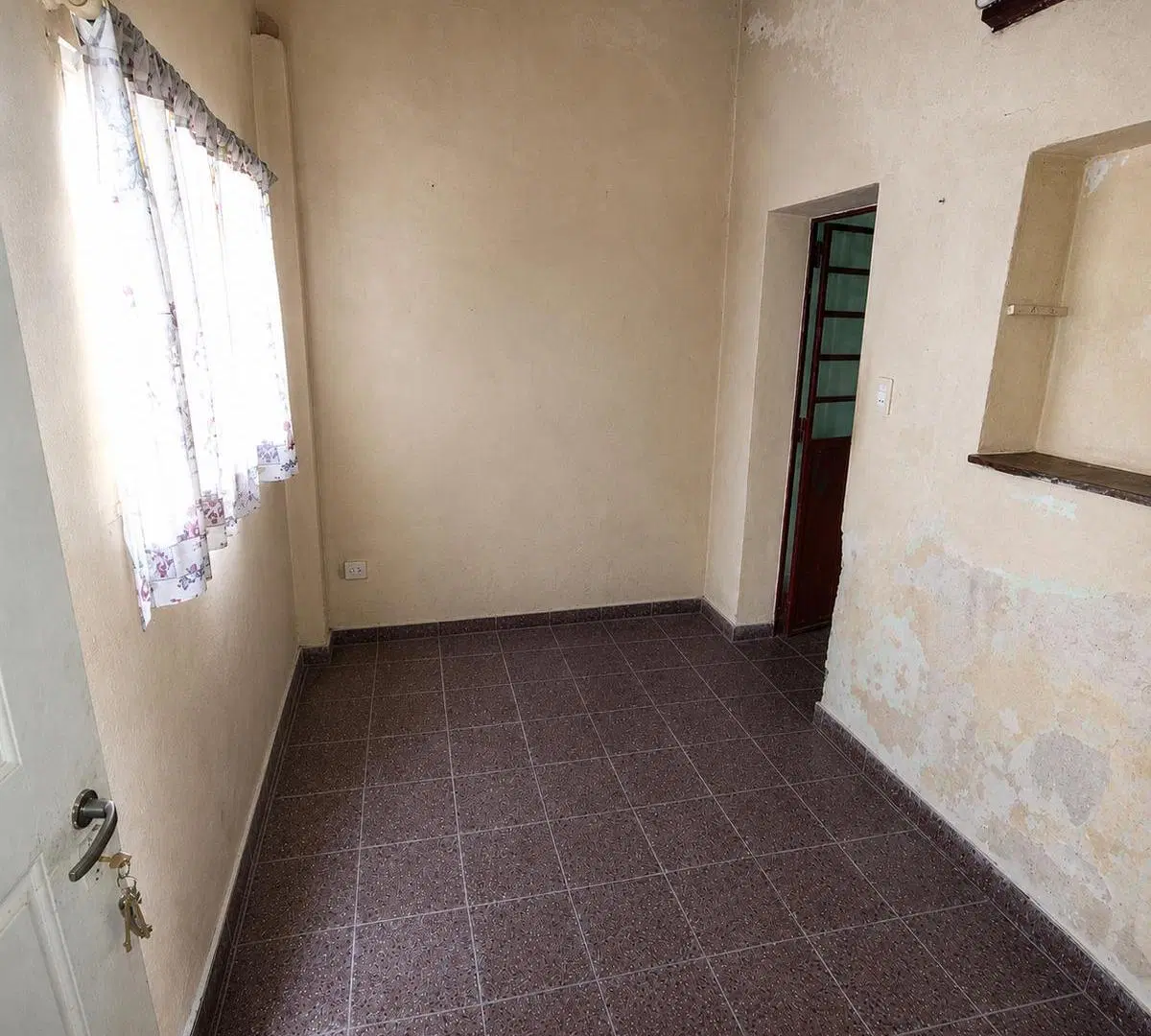 Casa de pasillo 2 dormitorios VENTA - Barrio Lisandro de la Torre 5