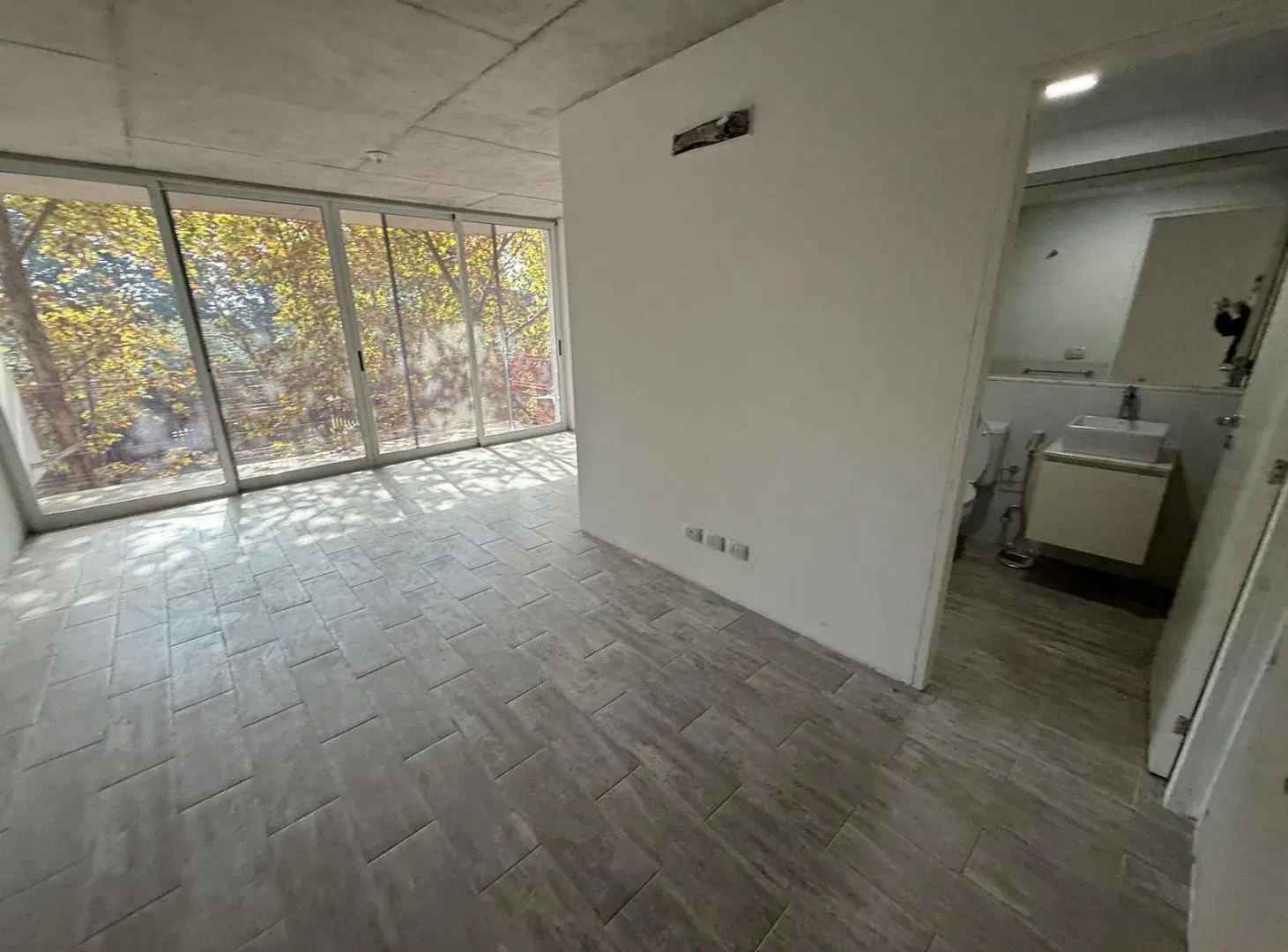 Oficina en alquiler con baño y cocina - Barrio Luis Agote 2