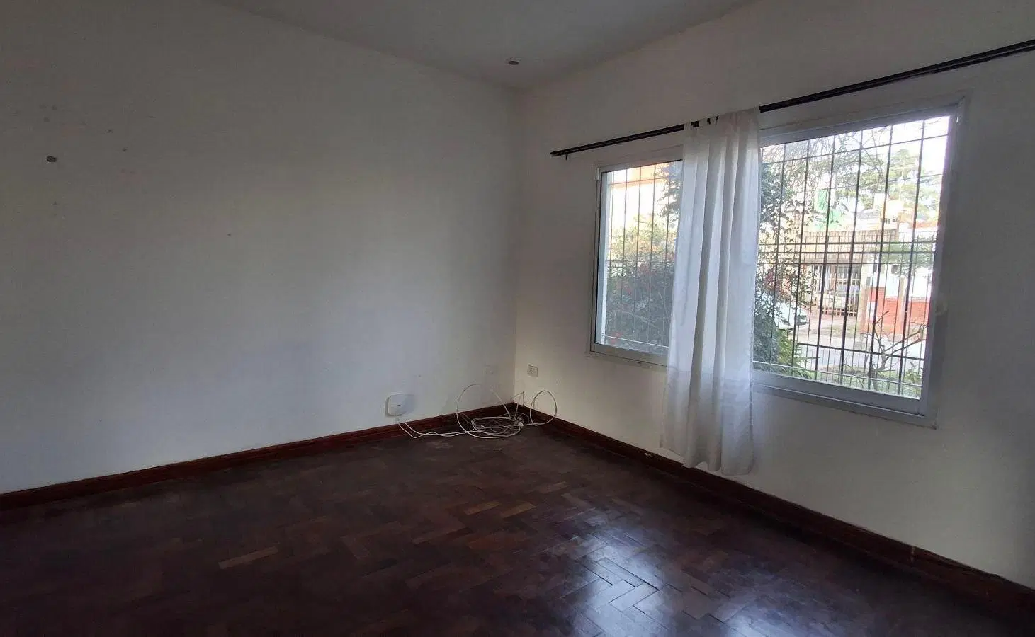 Casa en venta 2 dormitorios, jardín y pileta - Alberdi Río 8