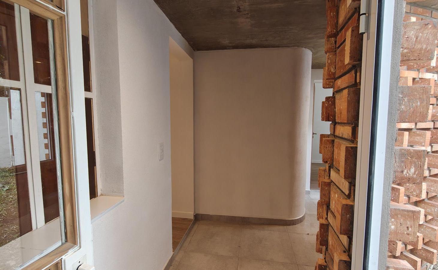 Foto de Venta casa de pasillo reciclada 2 dormitorios con jardín - Arroyito, imagen 4