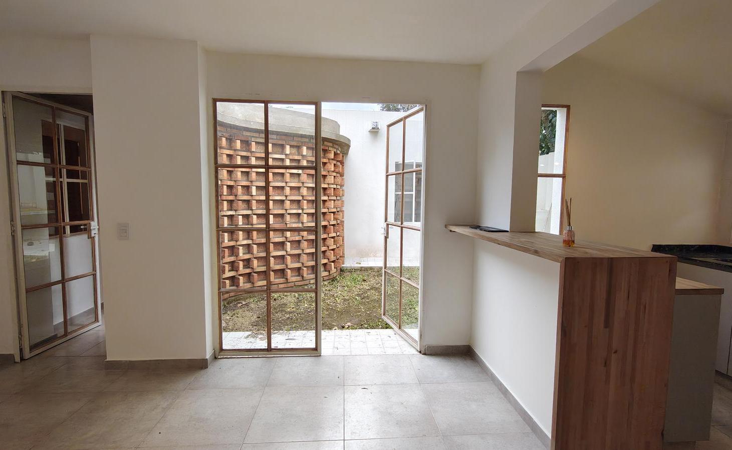 Foto de Venta casa de pasillo reciclada 2 dormitorios con jardín - Arroyito, imagen 1