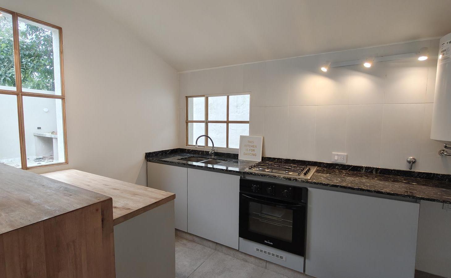 Foto de Venta casa de pasillo reciclada 2 dormitorios con jardín - Arroyito, imagen 3