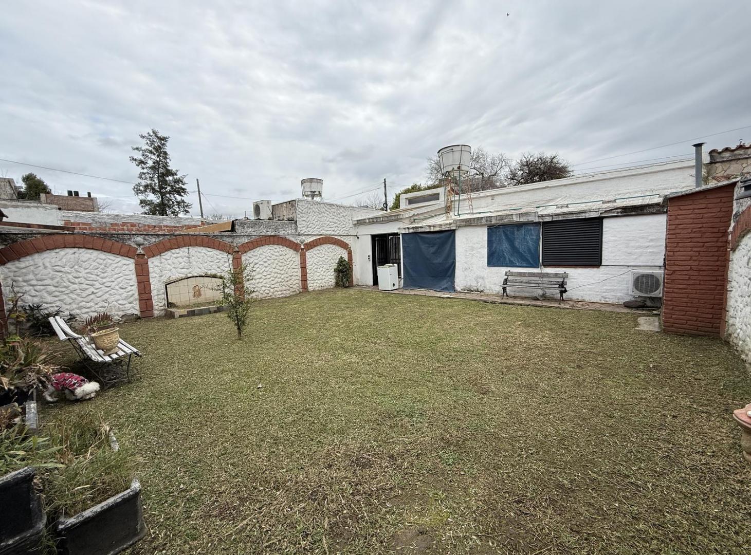 Foto de Casa 3 dormitorios jardín, quincho en venta - Barrio Acindar, imagen 2