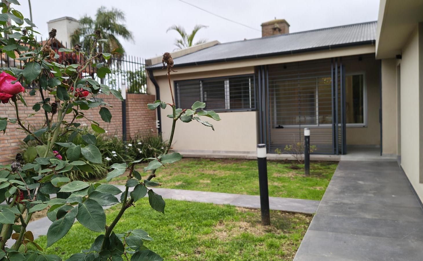 Foto de Venta Casa 3 dormitorios reciclada con jardín y pileta - Alberdi río, imagen 1