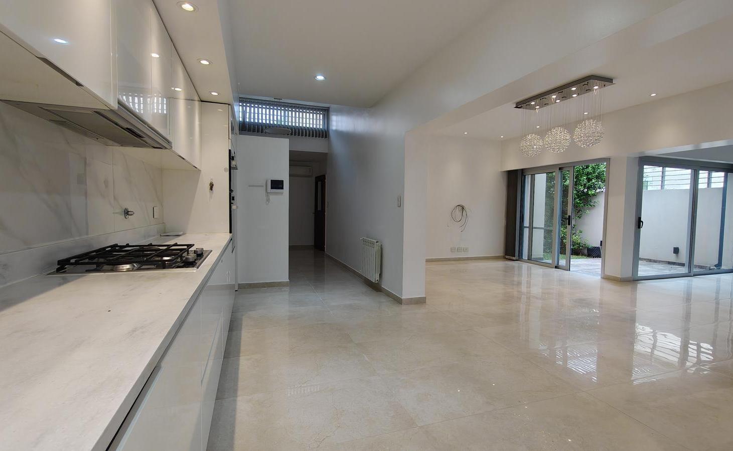 Foto de Venta Casa 3 dormitorios reciclada con jardín y pileta - Alberdi río, imagen 4