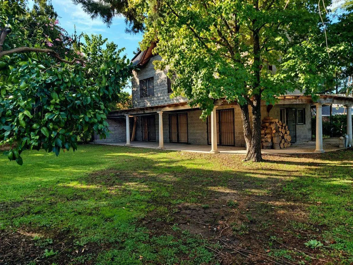 Venta de casa con terreno de 1100m2 en Del Viso 3