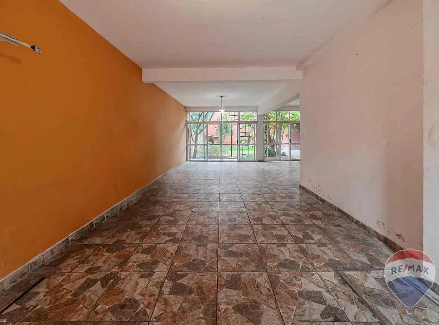 CASA EN VENTA 5 AMB + DEPTO BUEN ACCESO MORENO. 5