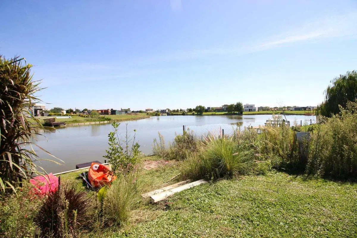 VENTA CASA CON PILETA Y LAGUNA  ACEPTA FINANCION 2