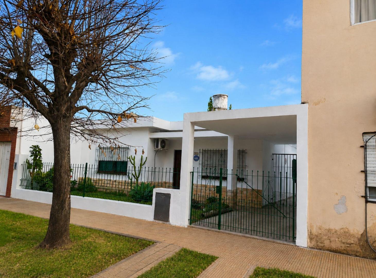 Venta de casa en Hurlingham con terreno de 333m2