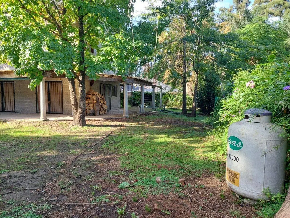 Venta de casa con terreno de 1100m2 en Del Viso 2