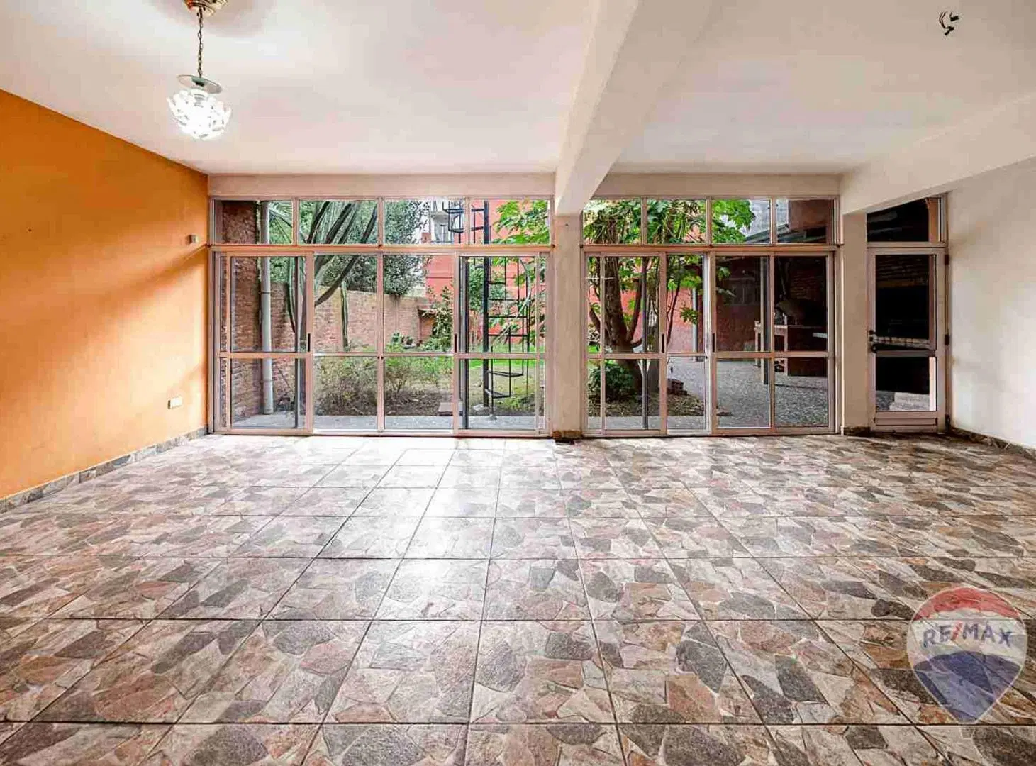 CASA EN VENTA 5 AMB + DEPTO BUEN ACCESO MORENO. 3