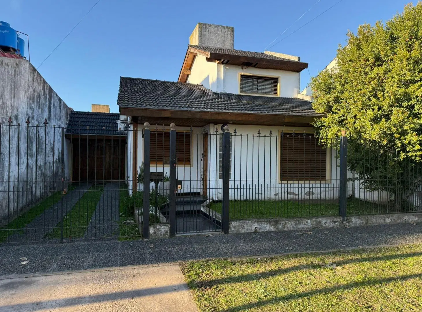CASA DE DOS PLANTAS CON GALERÍA Y PATIO 2