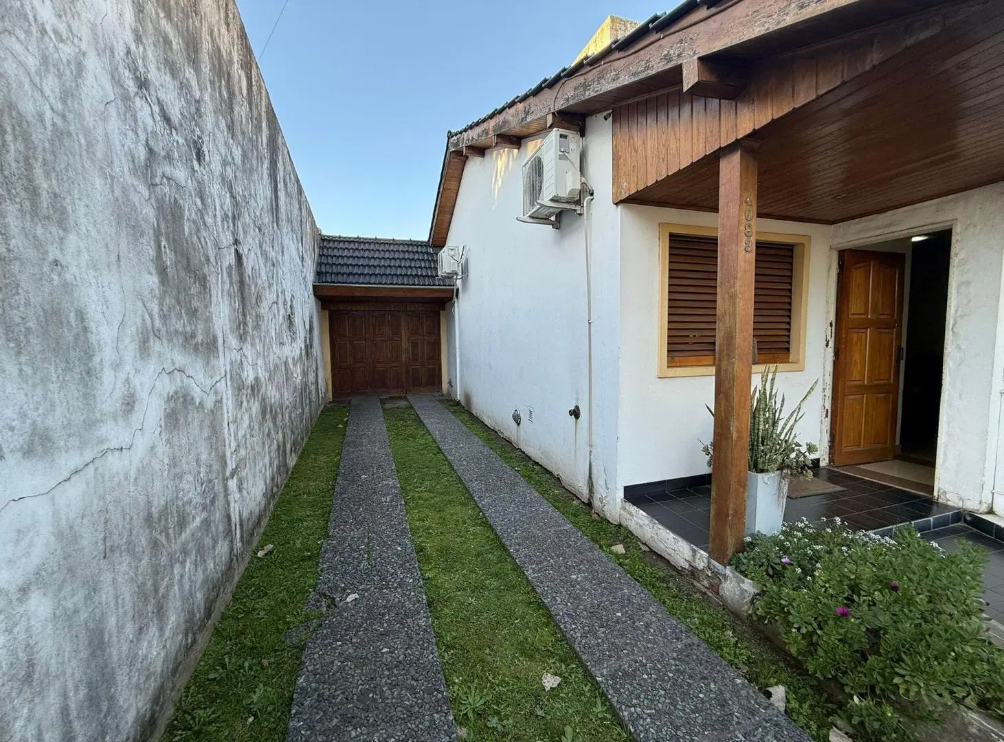 CASA DE DOS PLANTAS CON GALERÍA Y PATIO 3