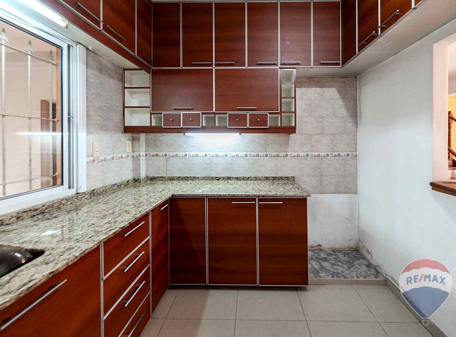Foto de CASA EN VENTA 5 AMB + DEPTO BUEN ACCESO MORENO., imagen 1