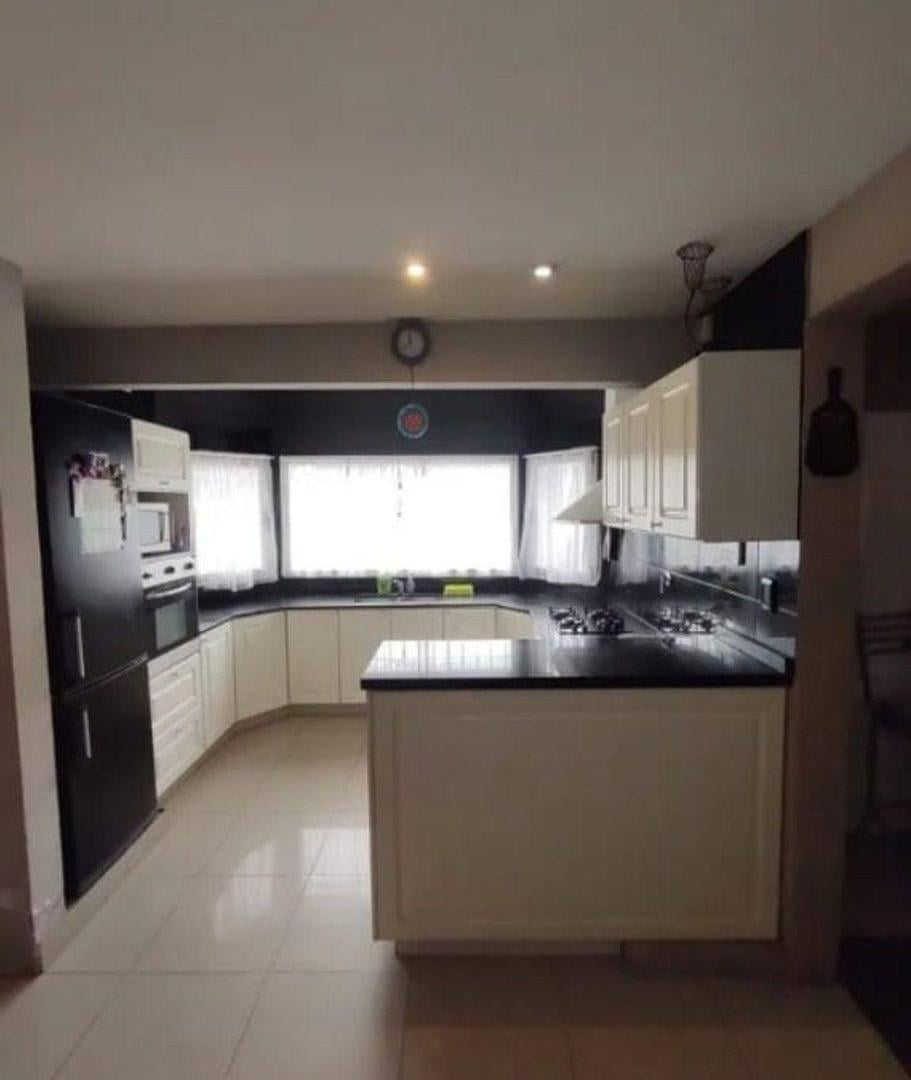 Foto de VENTA CASA EN PILAR CENTRO PARQUE Y PILETA, imagen 3