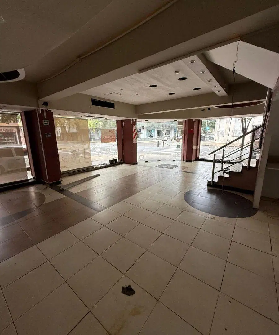 LOCAL COMERCIAL EN PLENO CENTRO ESQ 9 Y 54 EN ALQUILER 1
