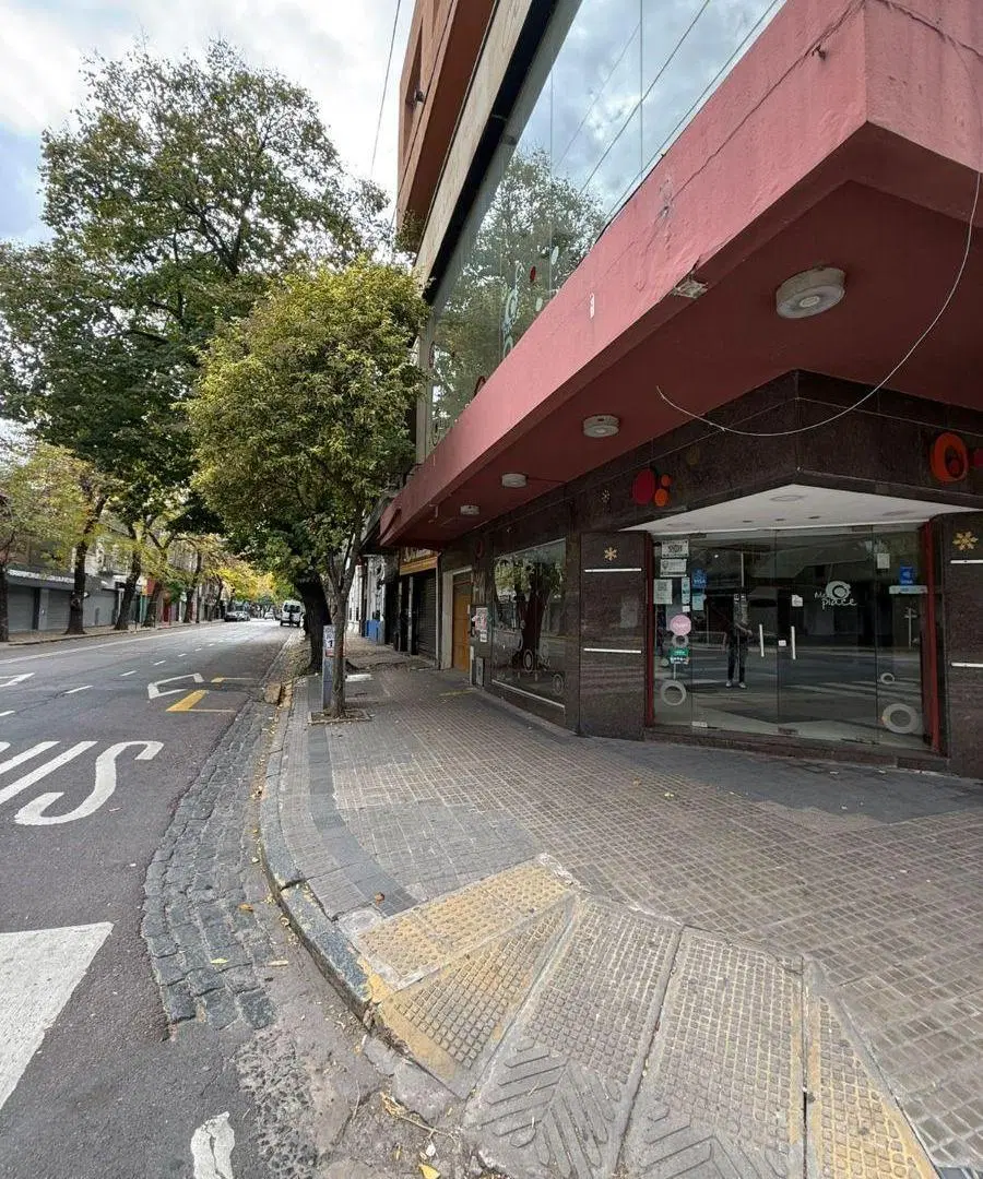 LOCAL COMERCIAL EN PLENO CENTRO ESQ 9 Y 54 EN ALQUILER 3