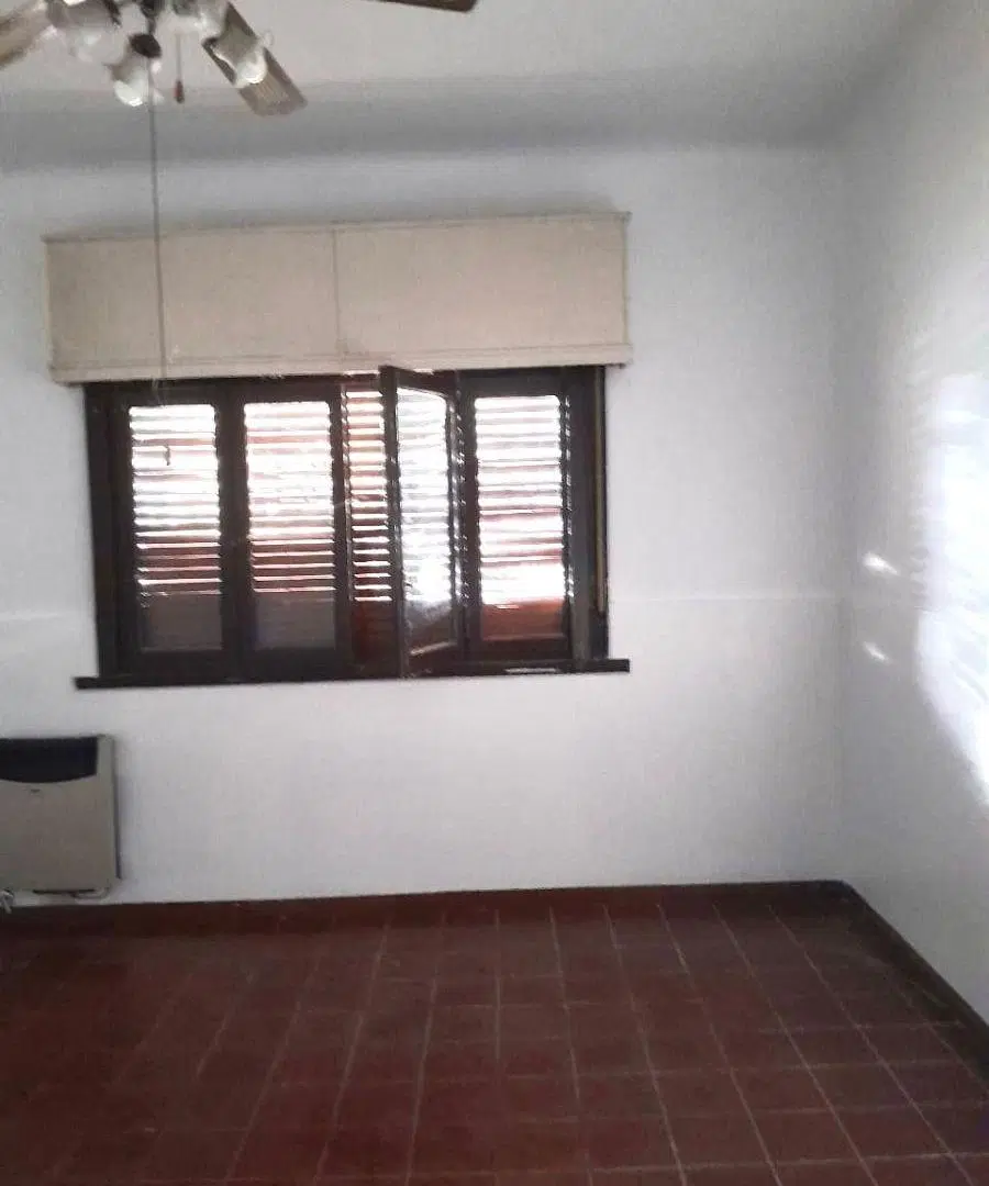 CASA AL FRENTE CON EXCELENTE LOTE Y CON UN DEPARTAMENTO AL FONDO CON POSIBILIDAD DE REALIZAR UN PH 4