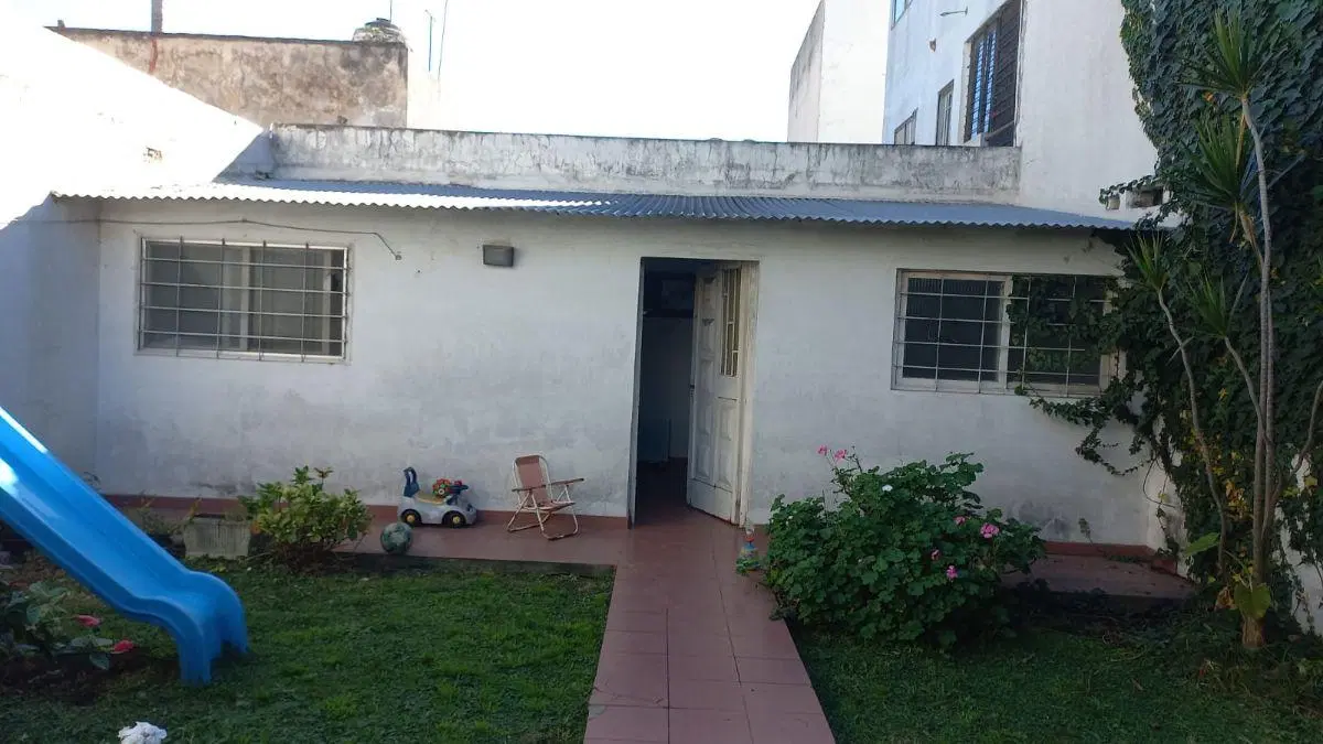 Casa en alquiler en Liniers con parque y quincho 1