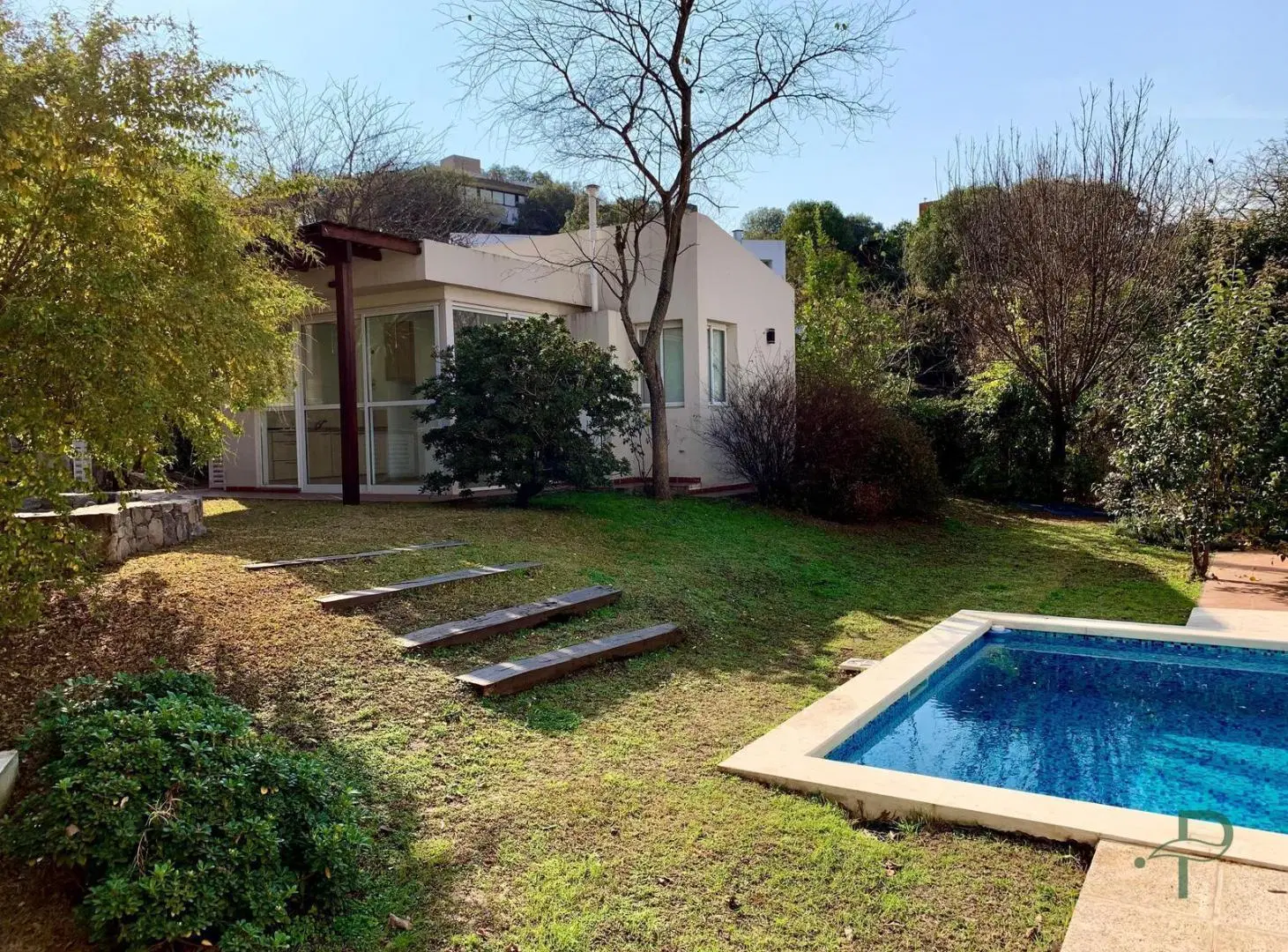 Casa 5 dormitorios / pileta / cochera doble / departamento con ingreso independiente /en Estancia Q2 3