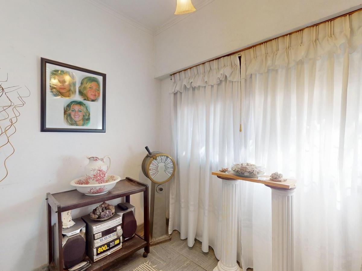 30 esquina 64 - Casa de 2 dormitorios con cochera en VENTA