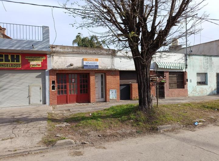 149 entre 65 y 66 los Hornos-   PH con dos Locales en VENTA