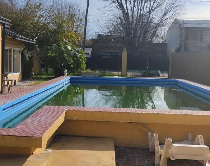 472 entre 26 y 27 City Bell - Casa de 3 Dormitorios, parque y piscina en ALQUILER 2