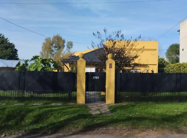 472 entre 26 y 27 City Bell - Casa de 3 Dormitorios, parque y piscina en ALQUILER 1
