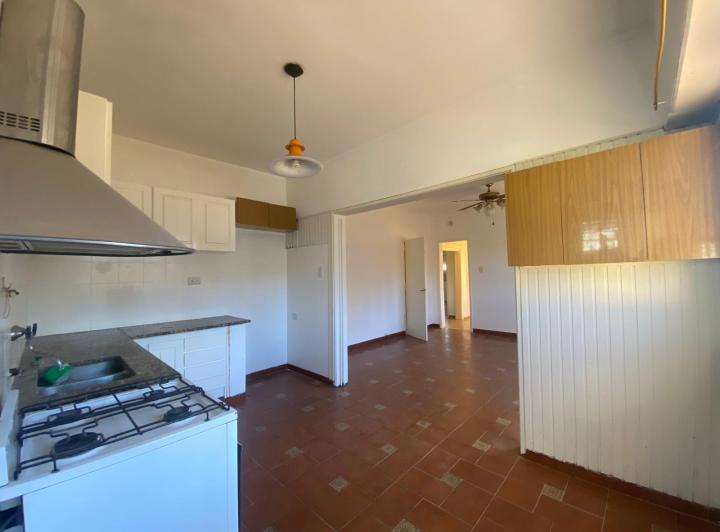472 entre 26 y 27 City Bell - Casa de 3 Dormitorios, parque y piscina en ALQUILER 4