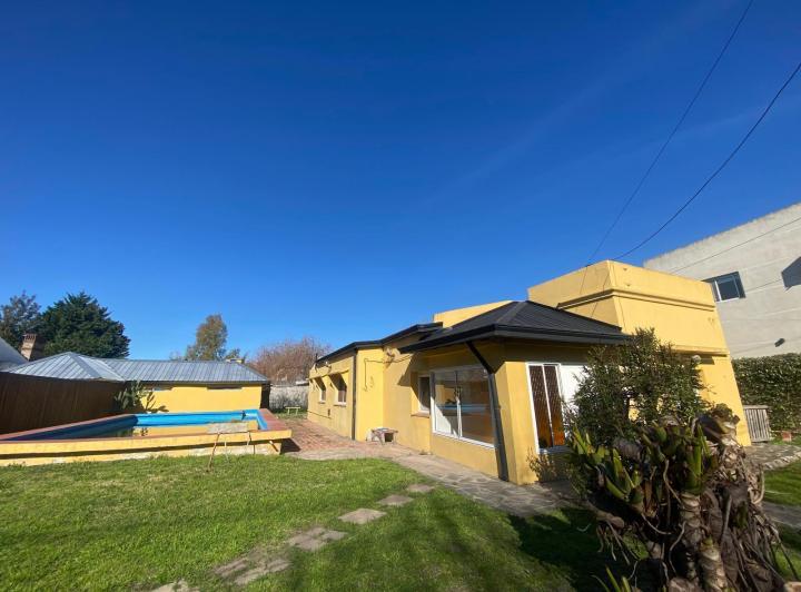 472 entre 26 y 27 City Bell - Casa de 3 Dormitorios, parque y piscina en ALQUILER 5