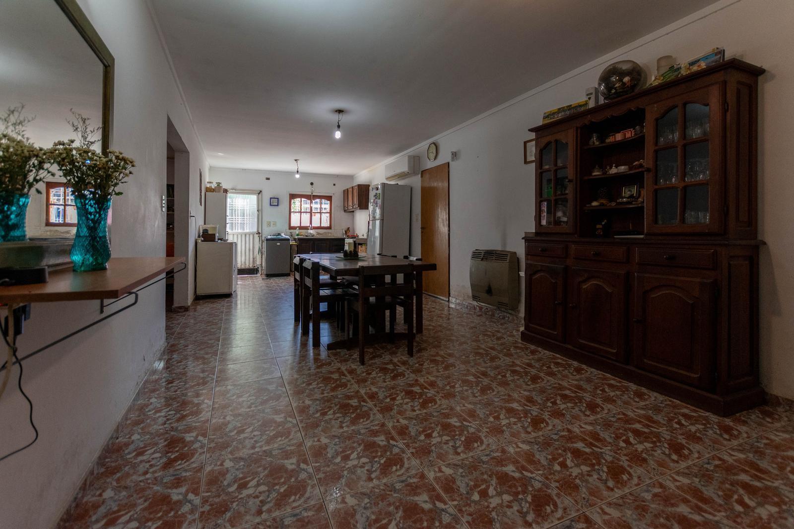 138 bis entre 516 y 517 Las Quintas, La Plata- Casa de Dos Dormitorios en VENTA