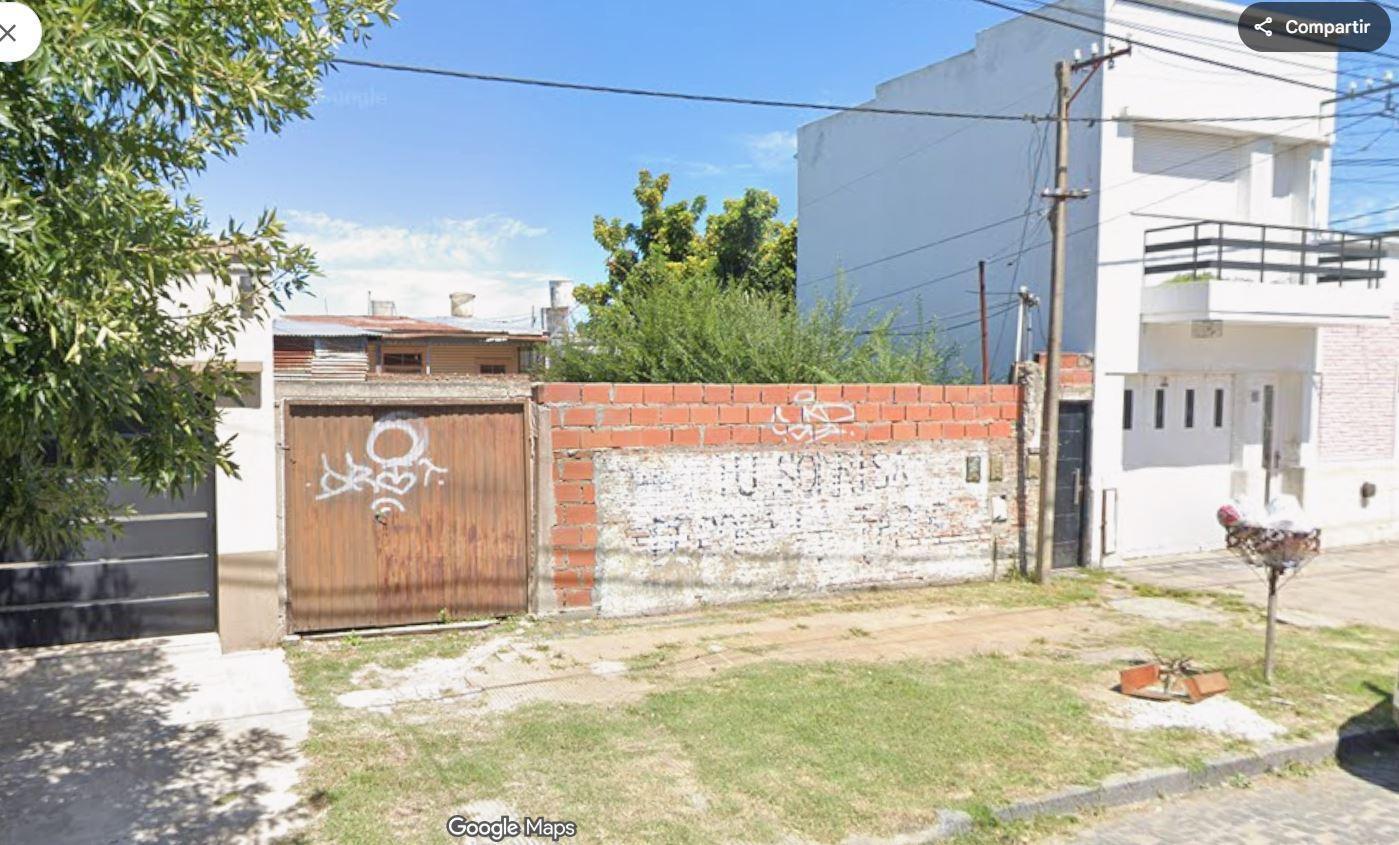 Lisboa entre Callao y Guayaquil, Berisso - LOTE  10 x 40 en VENTA