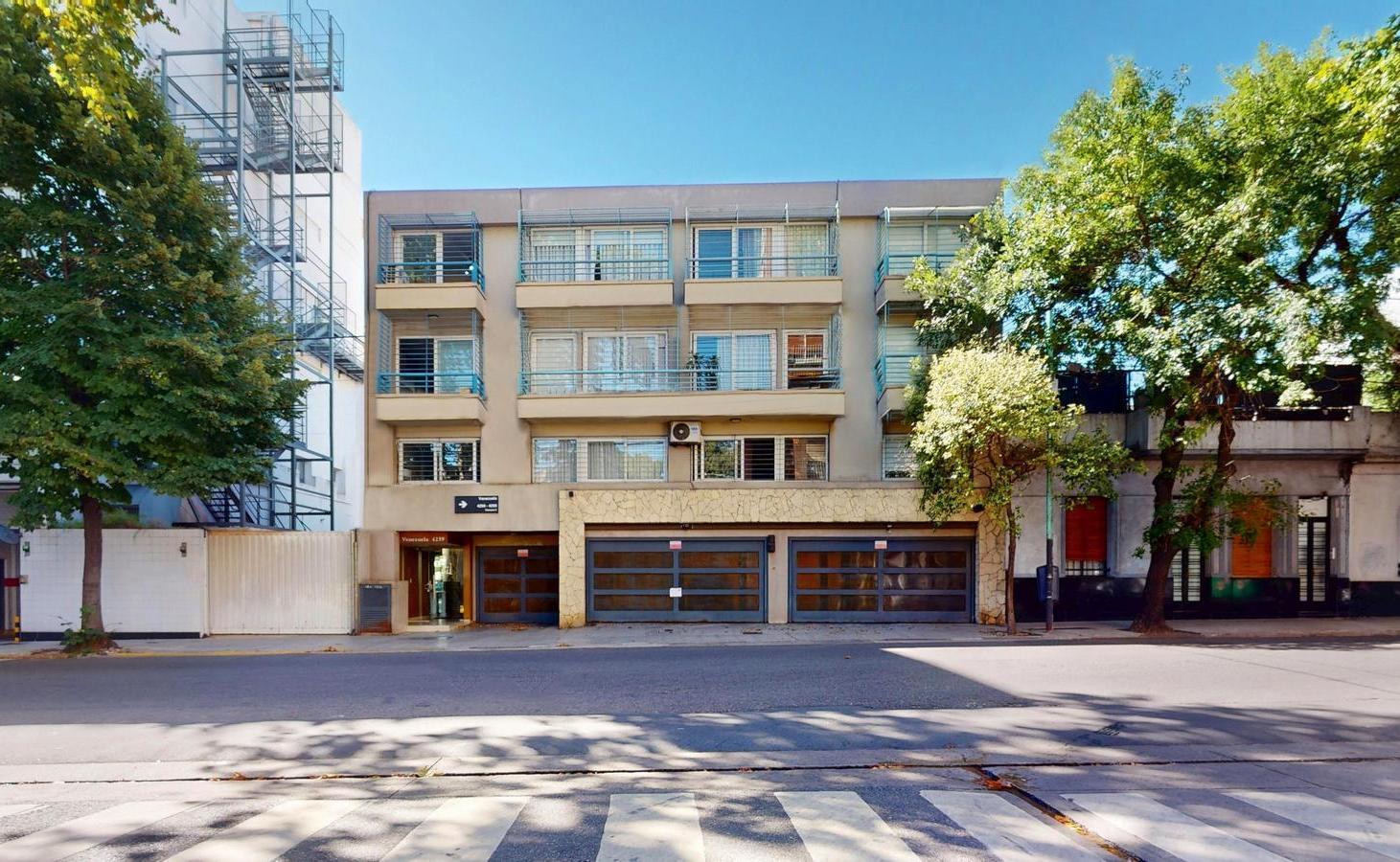 Venezuela 4200 CABA - DEPARTAMENTO TRIPLEX de 3 Dormitorios con Cochera y terraza en VENTA