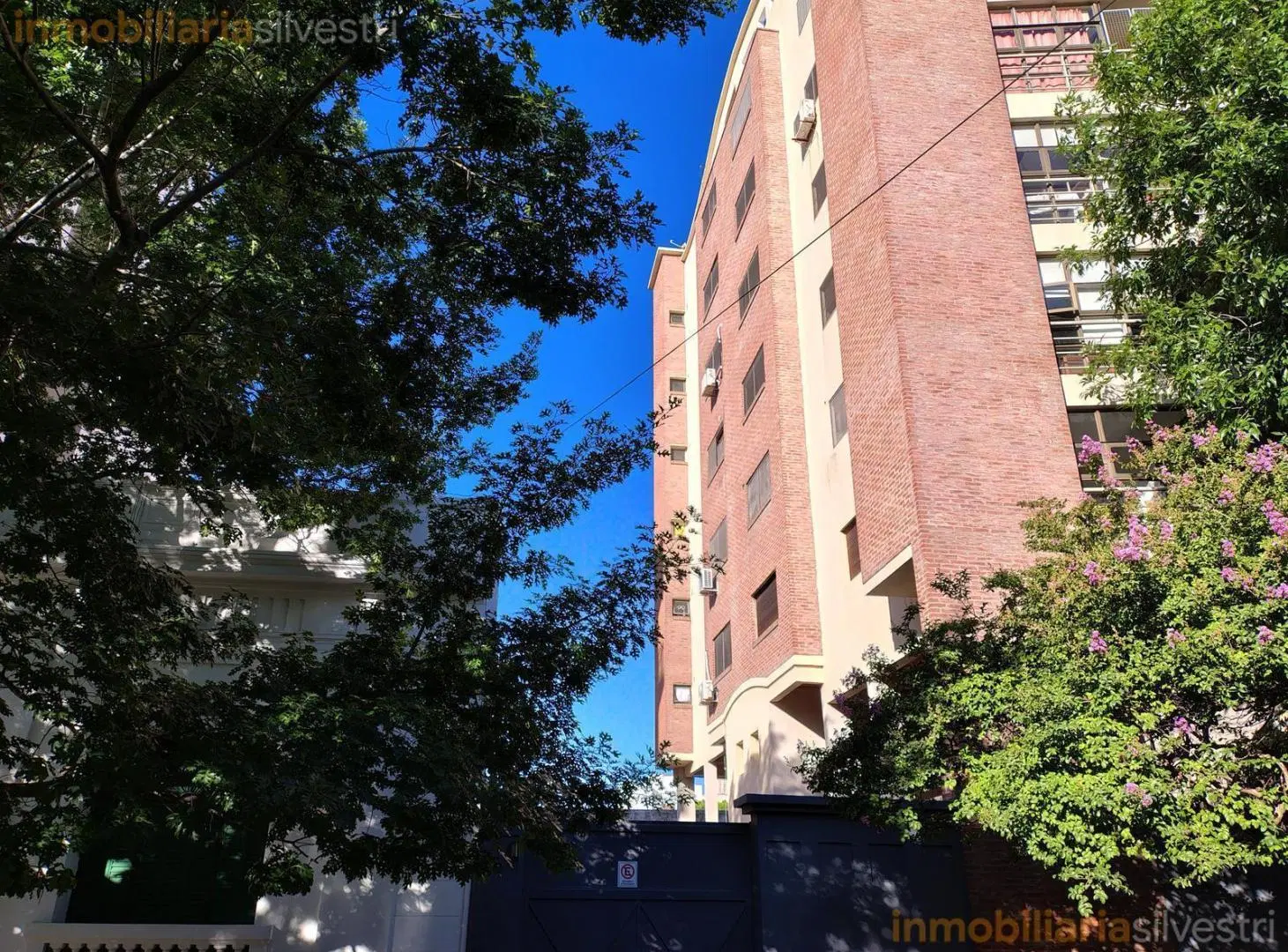 5 esquina 43 La Plata - Departamento de Dos Dormitorios con Cochera en VENTA 4