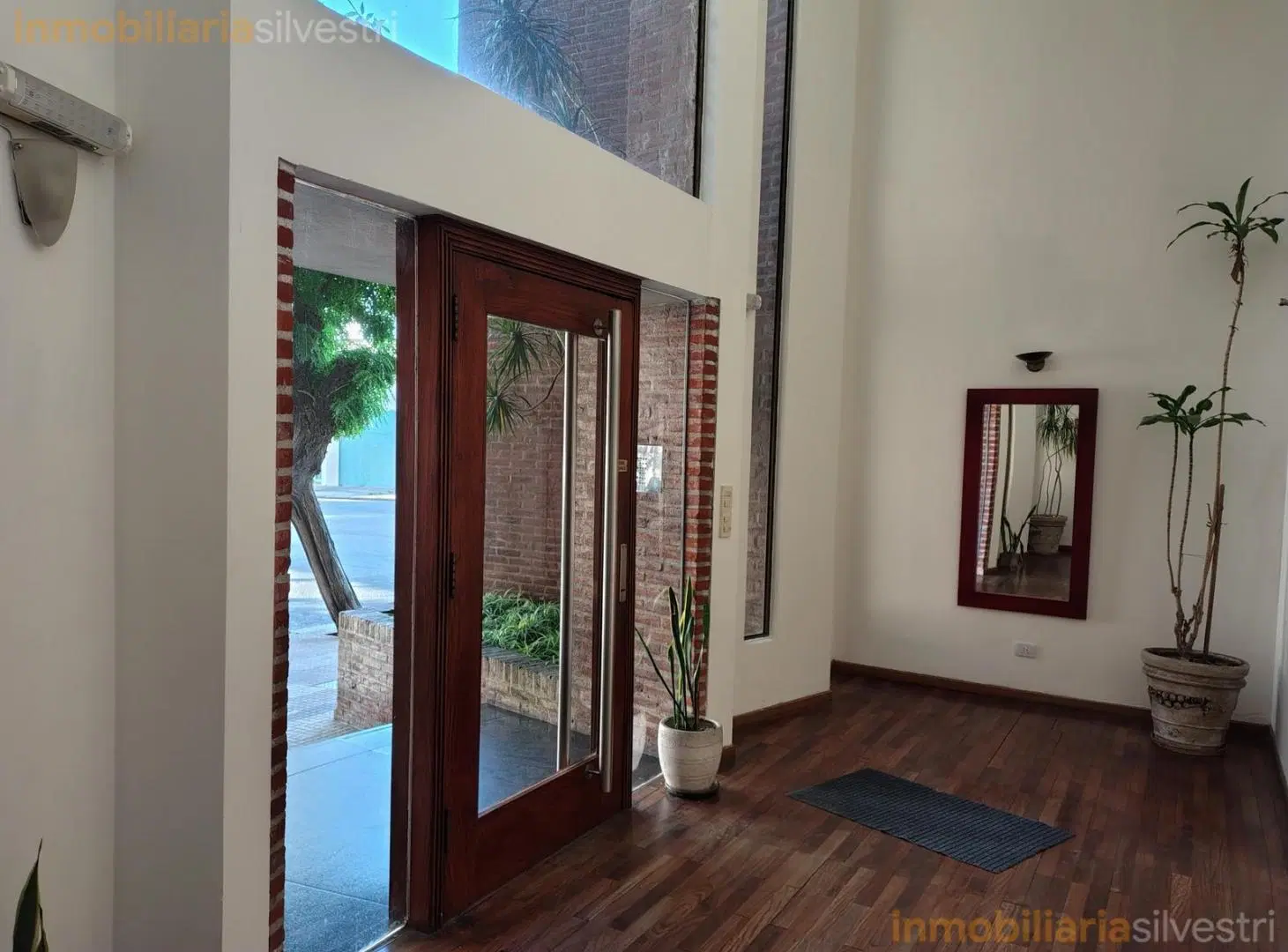 5 esquina 43 La Plata - Departamento de Dos Dormitorios con Cochera en VENTA 2