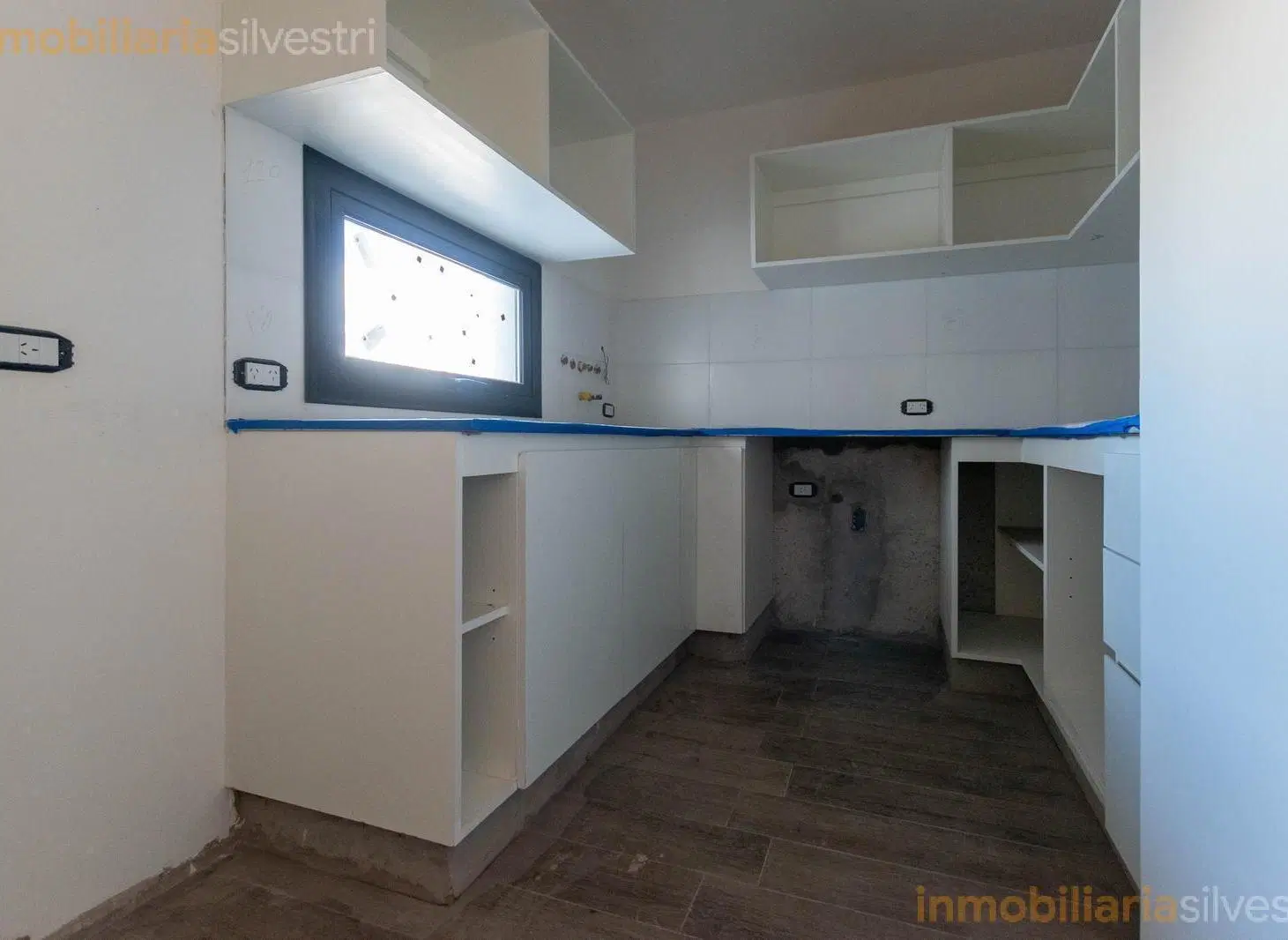 58 e/ 10 y 11 La Plata Departamento de Un dormitorio mas escritorio, con COCHERA en VENTA (EDIFICIO 8