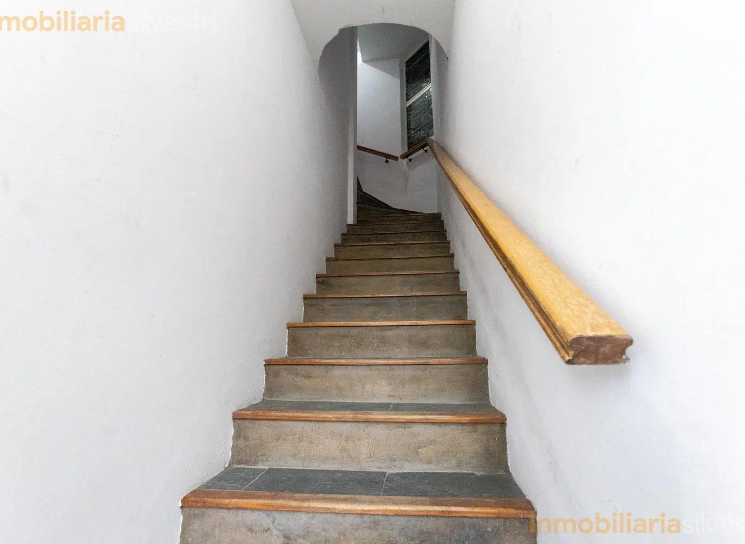 Departamento473 bis entre Camino G.Belgrano y 21 a City Bell. Departamento de tres dormitorios en A 4