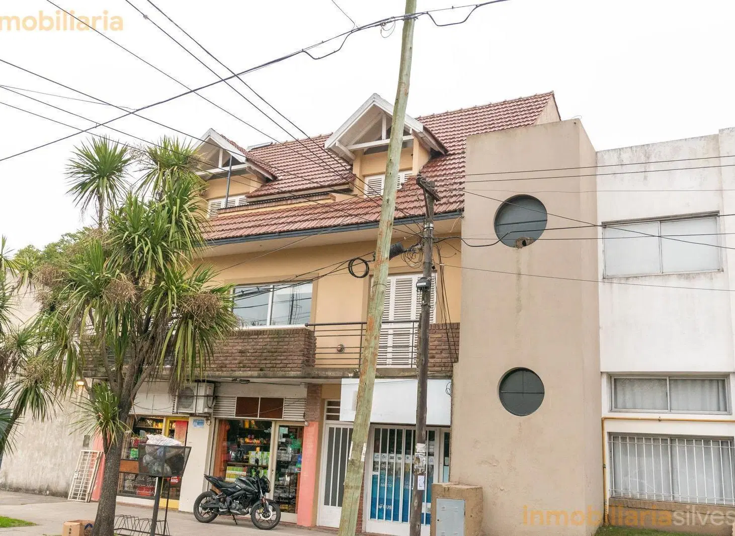 Departamento473 bis entre Camino G.Belgrano y 21 a City Bell. Departamento de tres dormitorios en A 5