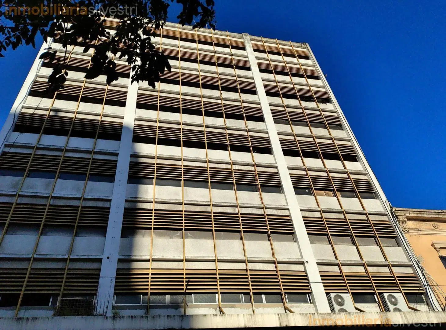 48 entre 8 y 9 La Plata- Cochera en VENTA 3