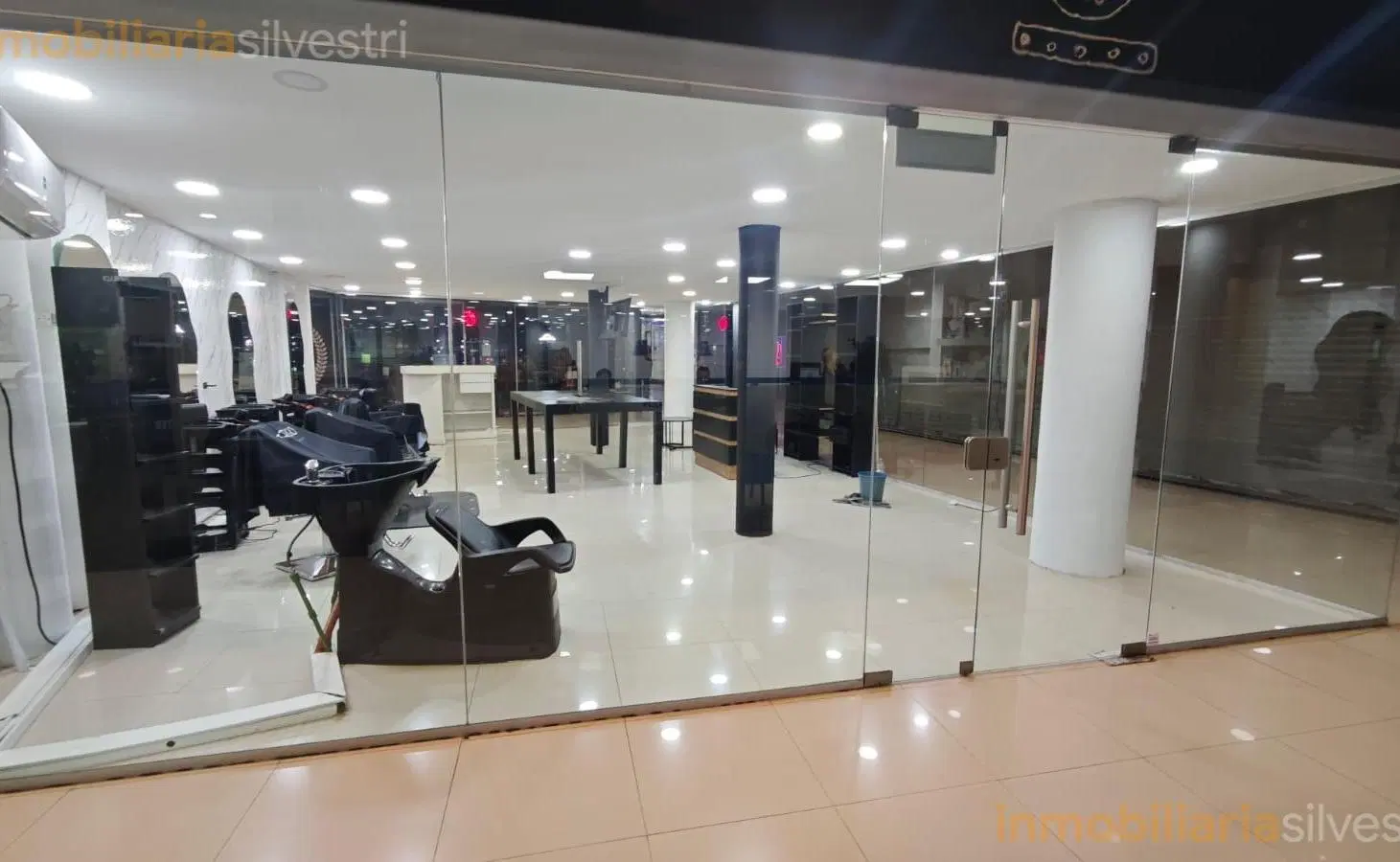 49 entre 7 y 8 Galería Rocha, La Plata - Local en ALQUILER 2